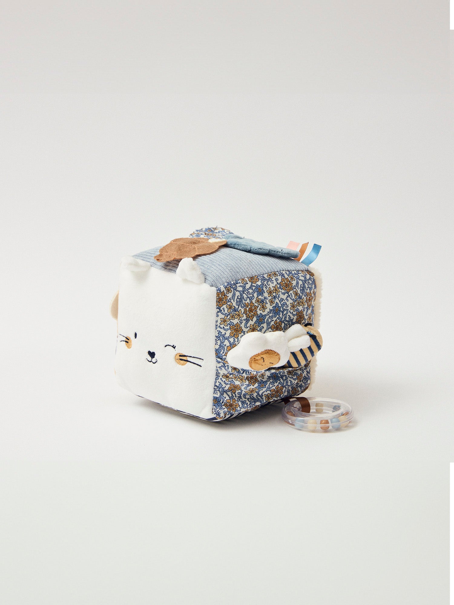 Cube d'activité blanc en multi-matière