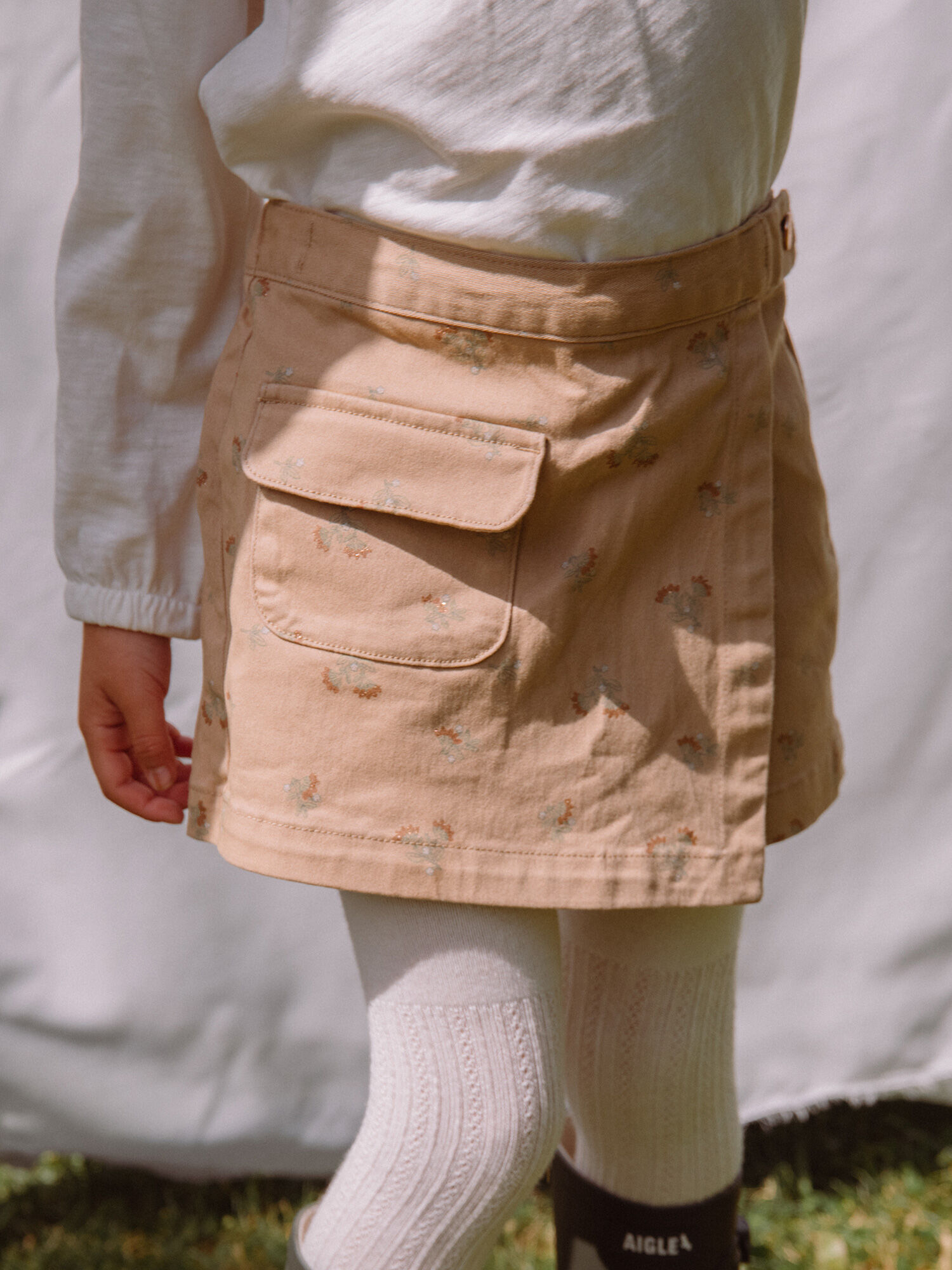 Jupe short beige imprim fleuri paillet