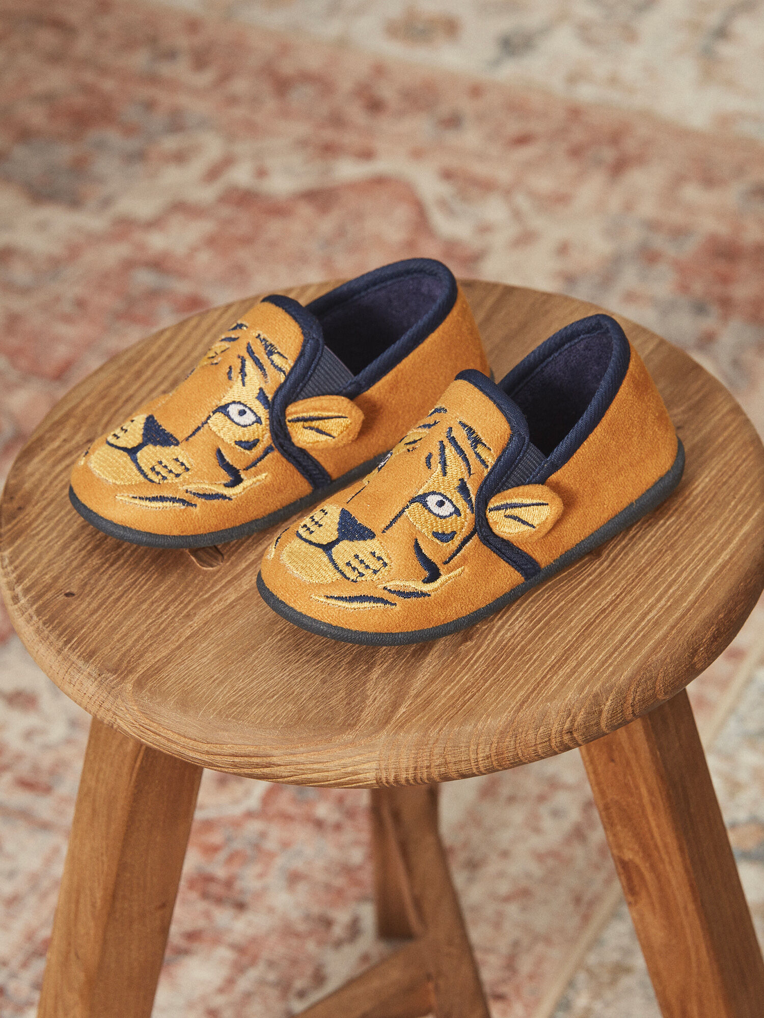 Pantoufles jaunes style mocassins
