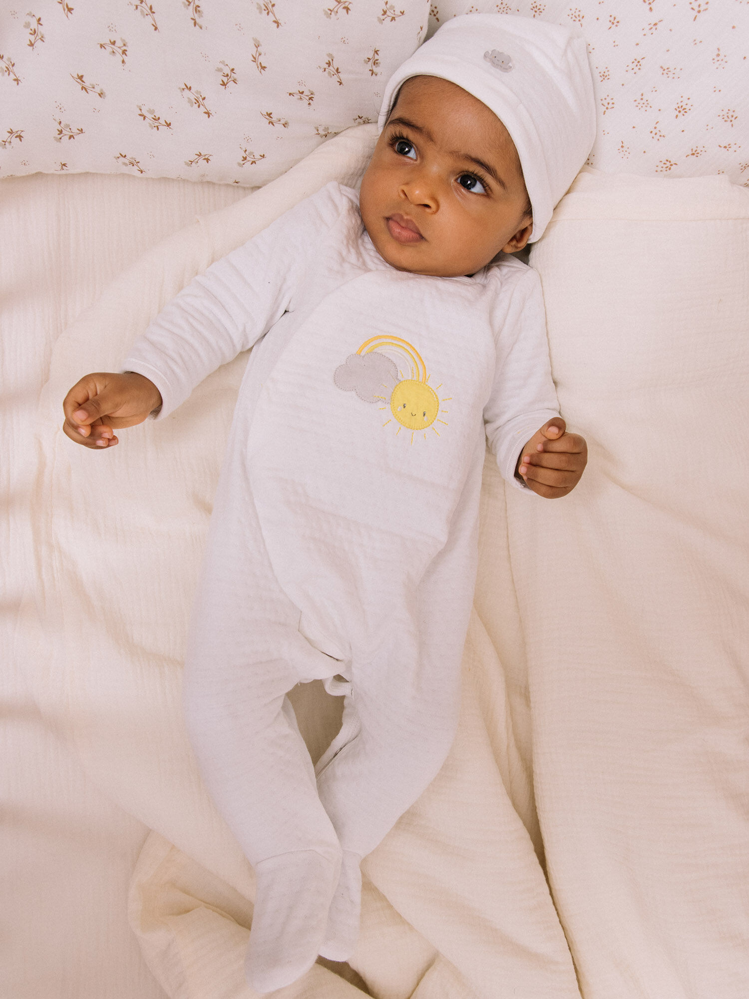 Pyjama et bonnet de naissance blancs motif nuage et soleil