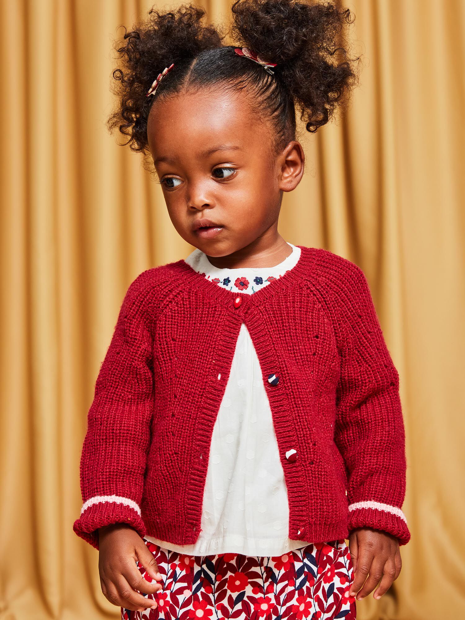 Tenue Fleurs rouges et jolie maille